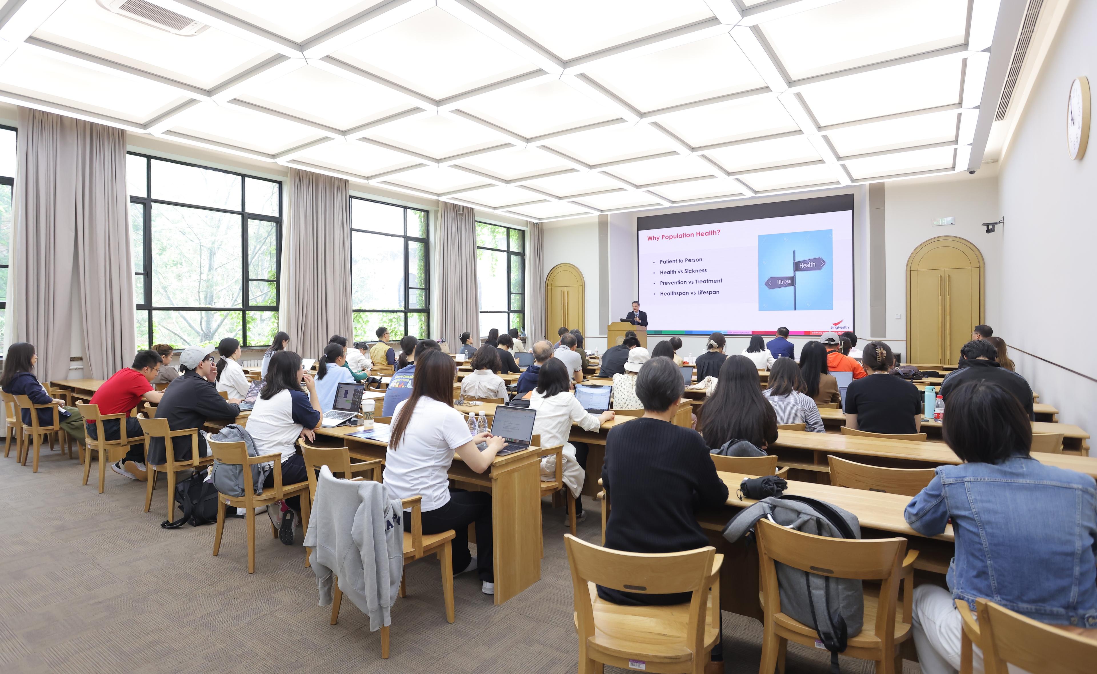 新保集团首席执行官伍伟豪做客清华海外名师讲堂 阐释学术医疗体系的演进