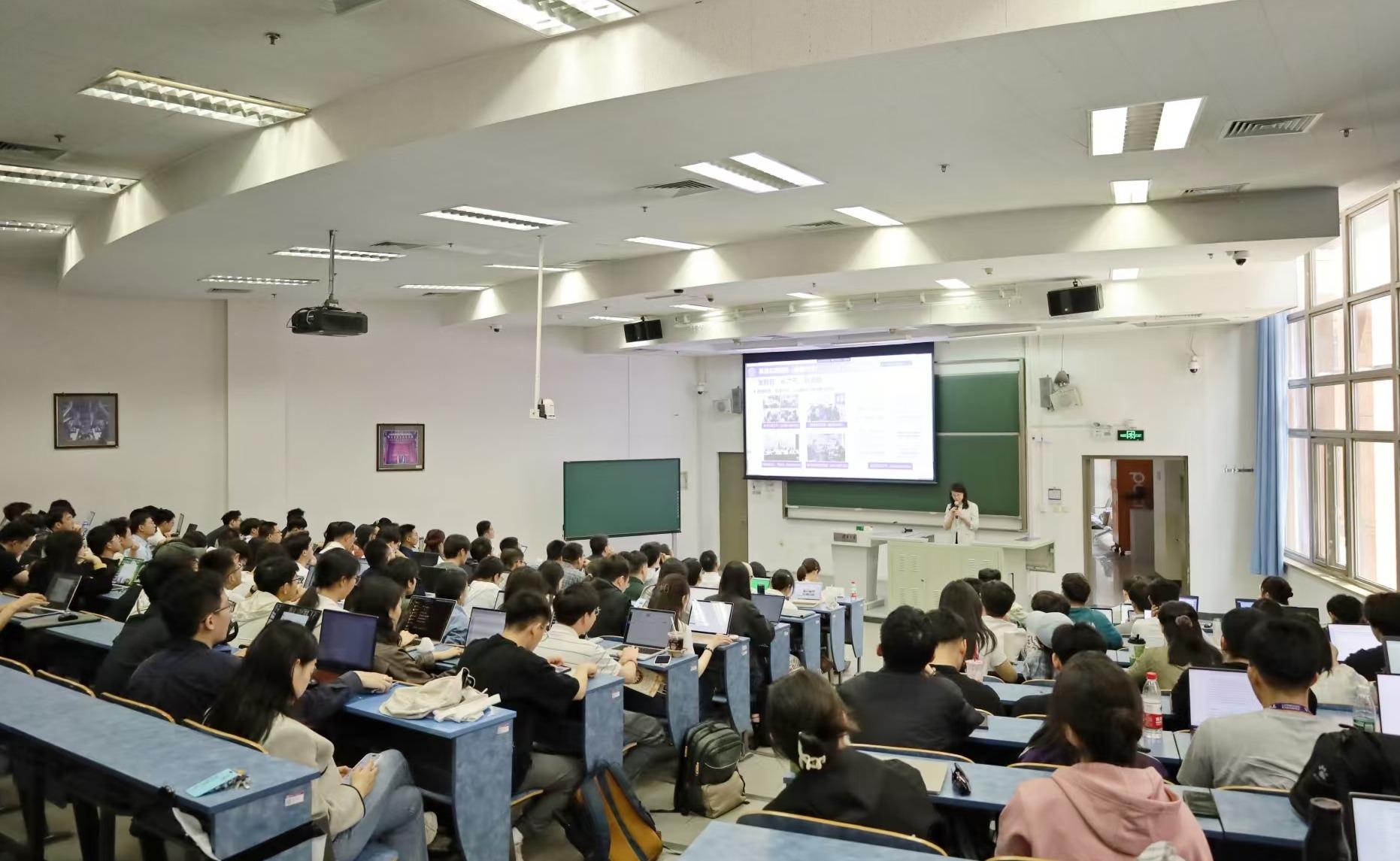 清华大学第十五期研究生骨干研修班开班