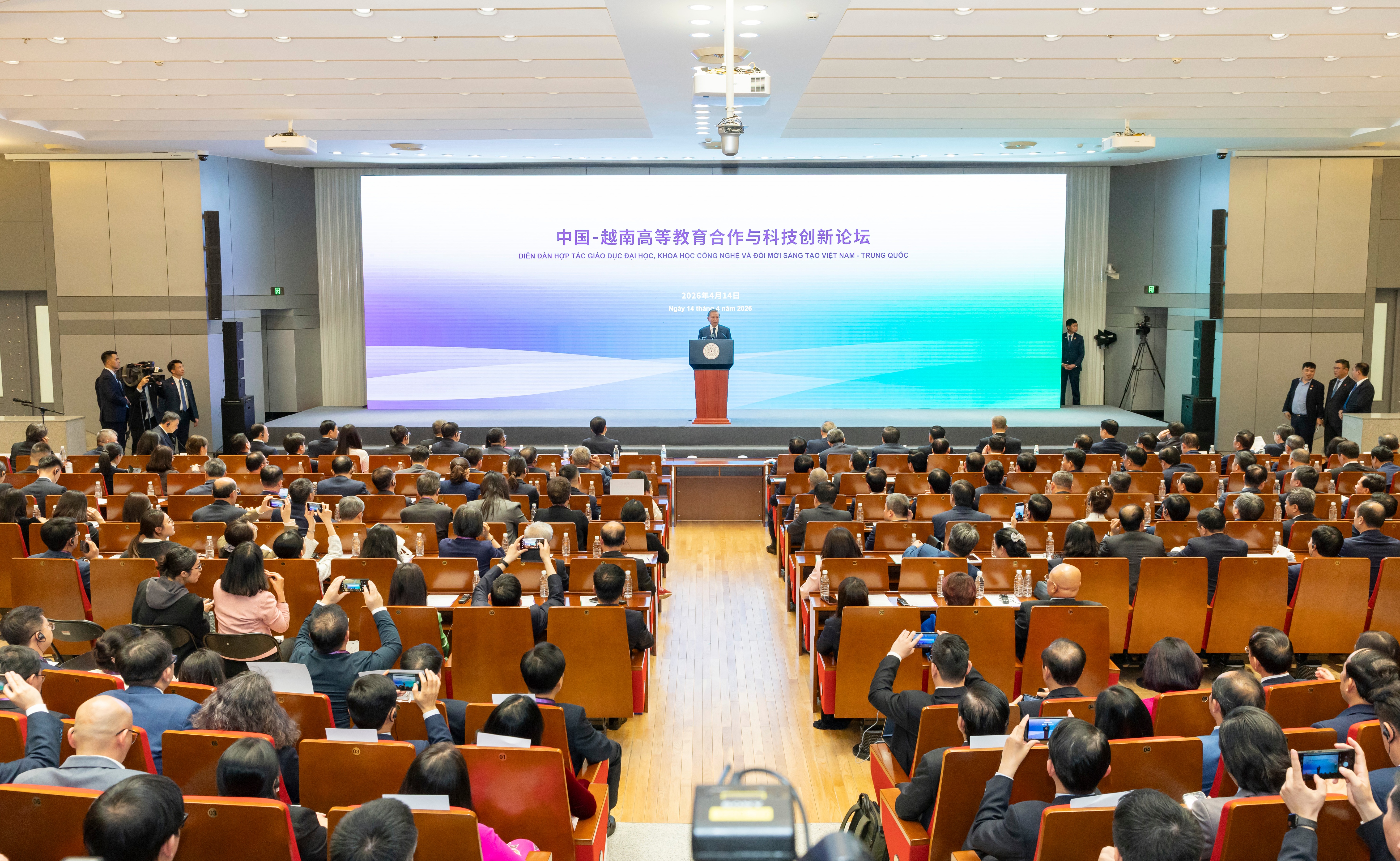 越共中央总书记、国家主席苏林访问清华大学