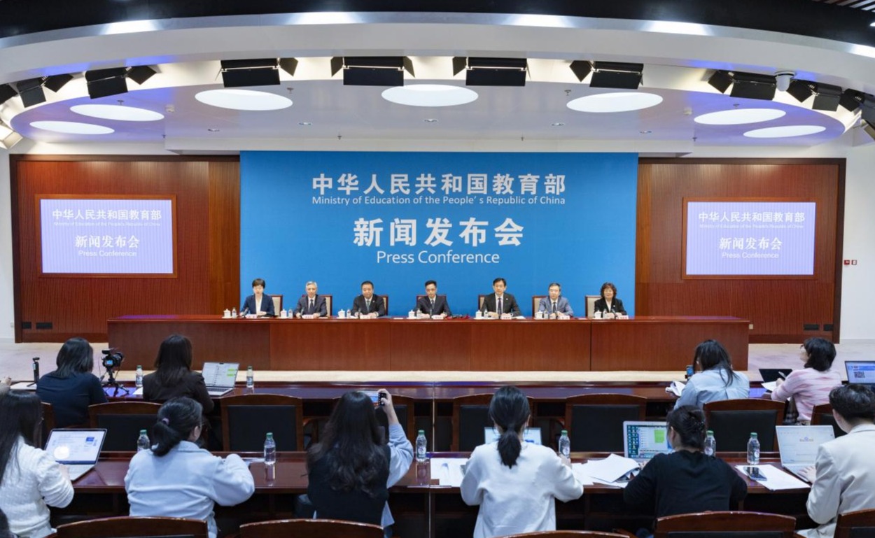 校长李路明出席教育部新闻发布会 介绍人工智能开放联盟有关情况