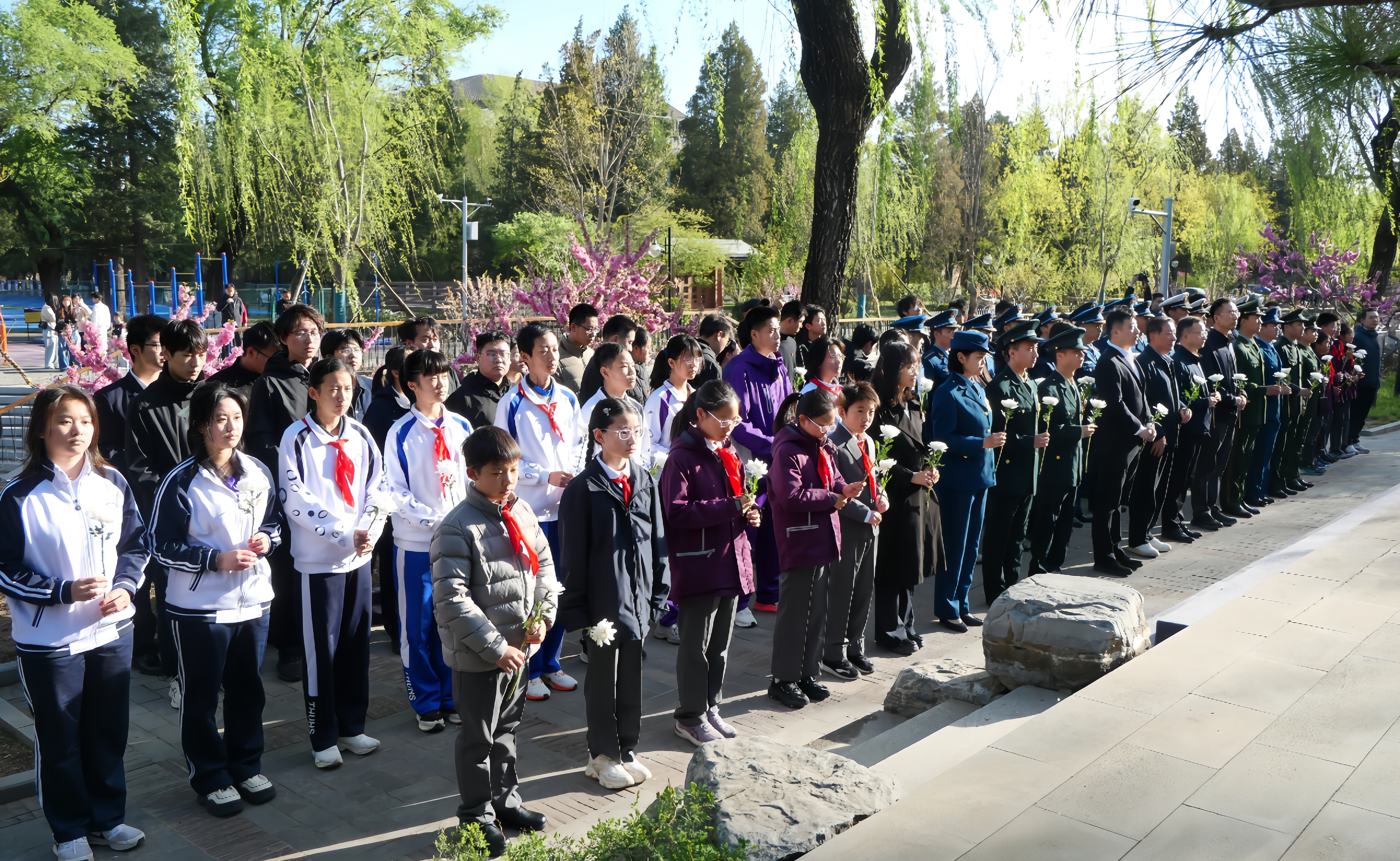 清华大学举行2026年清明祭扫活动