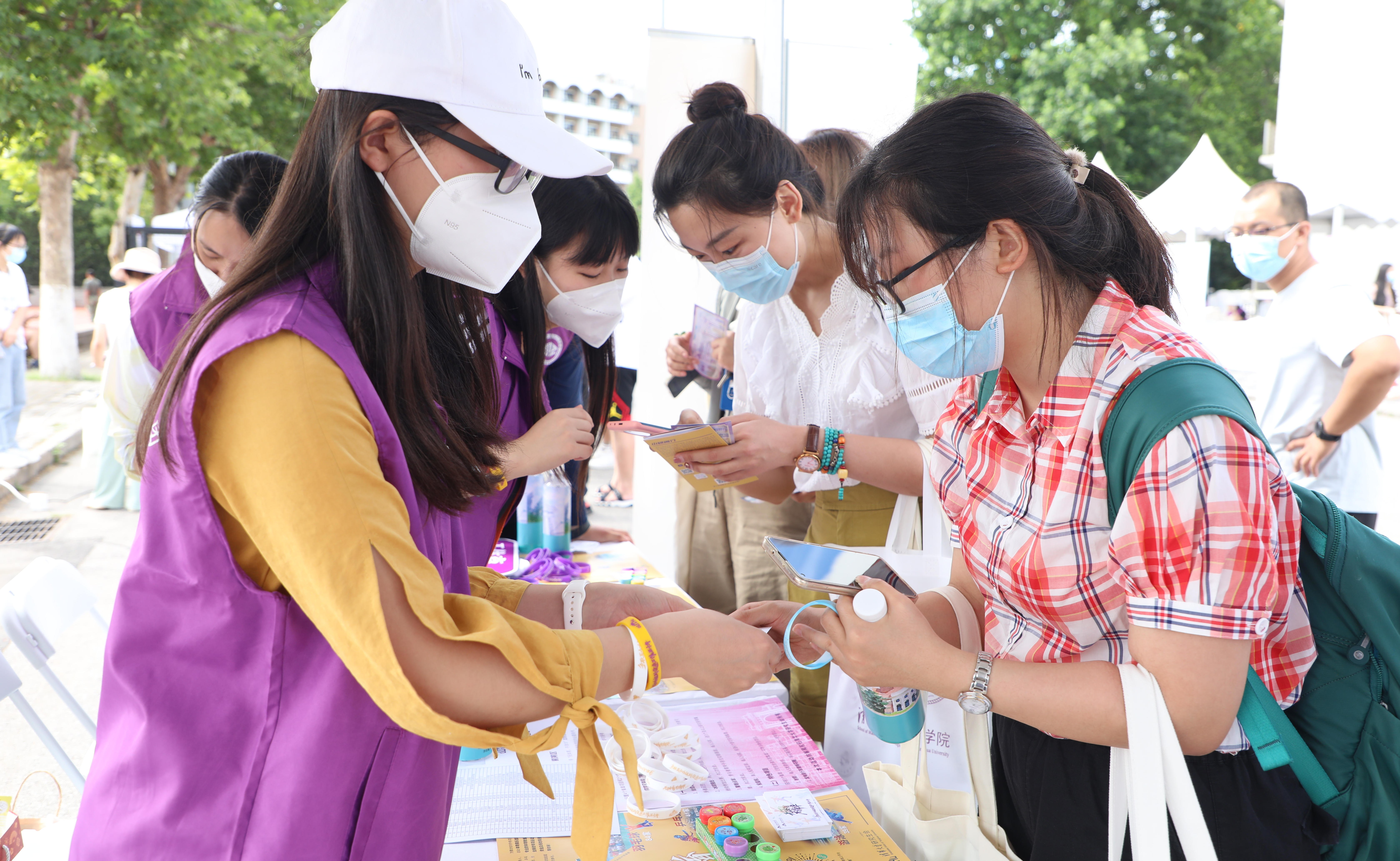 “清”春待发，清华大学2022级研究生新生入校报到