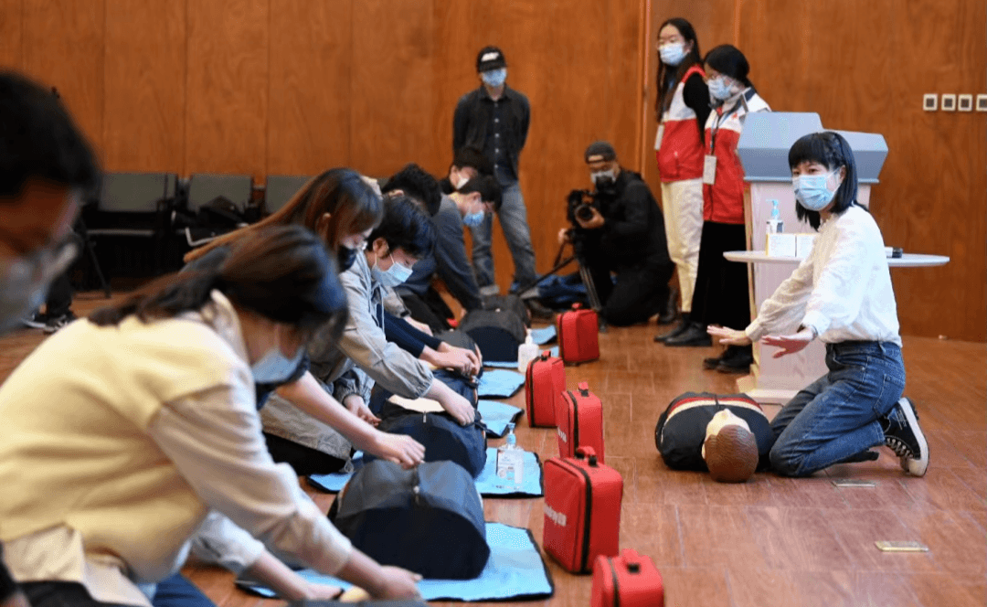 救护技能燃情冬奥志愿 校园急救助力平安清华