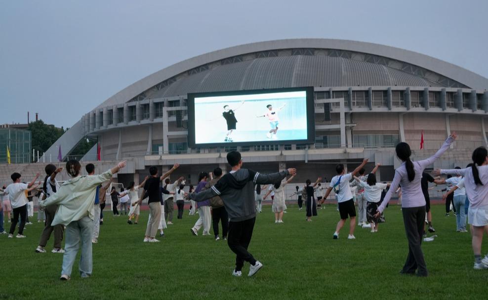2024年清华大学5·25大学生心理健康季在校园广场舞活动中拉开序幕