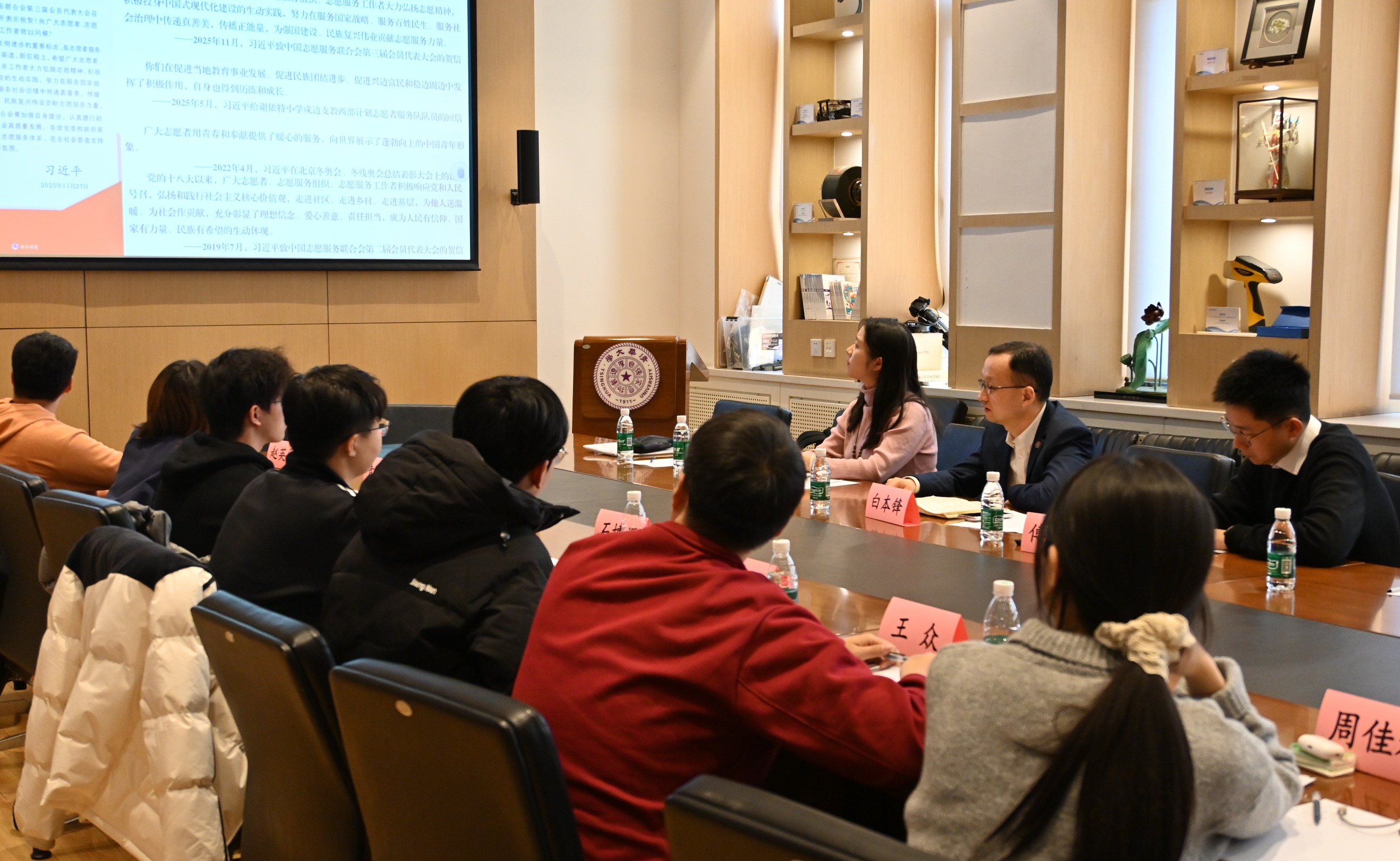 校领导与学生志愿者代表座谈交流