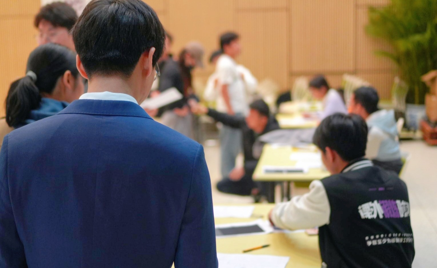 学生职业发展指导中心为家庭经济困难学生赠送定制正装