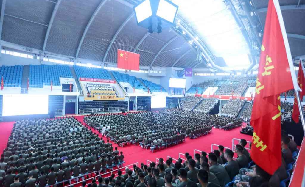 清华大学举行2025级本科生军训开训仪式