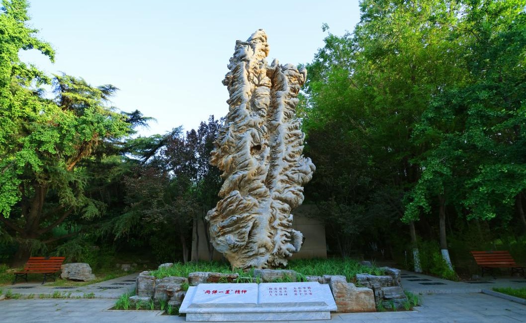 “两弹一星”精神刻石在清华园落成